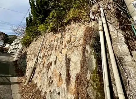 神戸市長田区丸山町の中古戸建て 外構の擁壁と石垣の様子