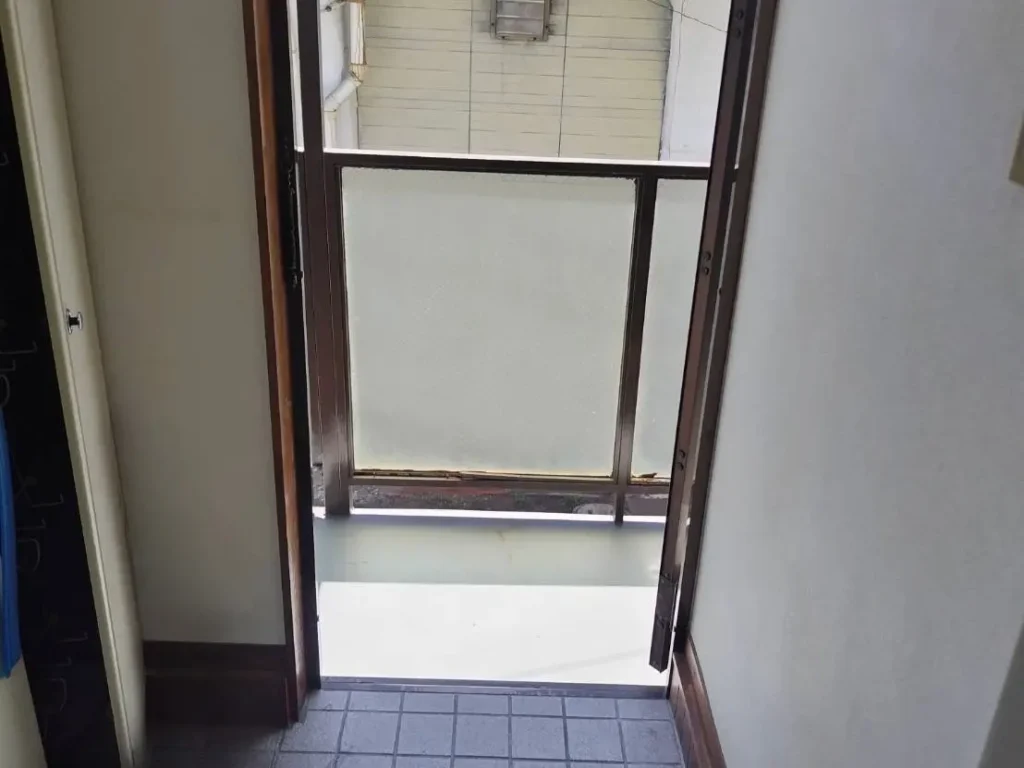 神戸市長田区菅原通2丁目 中古戸建て 室内玄関から階段踊り場へ繋がる扉