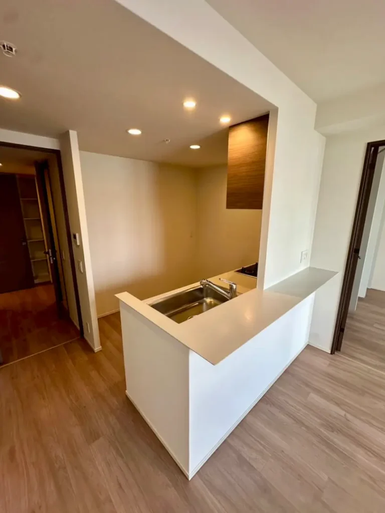 神戸ハーバーランドのマンション内キッチン。カウンターキッチンで明るく開放的な空間。