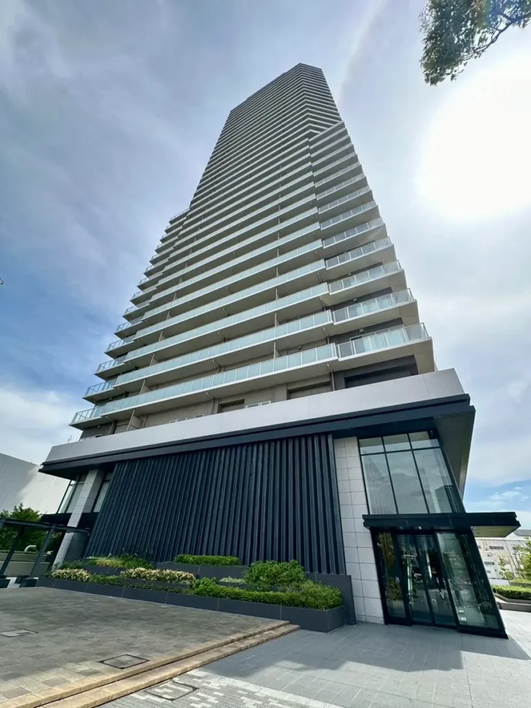 神戸ハーバーランドの高層タワーマンション外観。洗練された外壁デザインと都市的な景観が特徴。